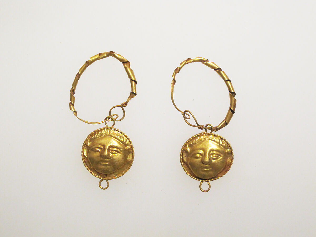 Earring with pendants of female heads, Gold, Greek or Roman 