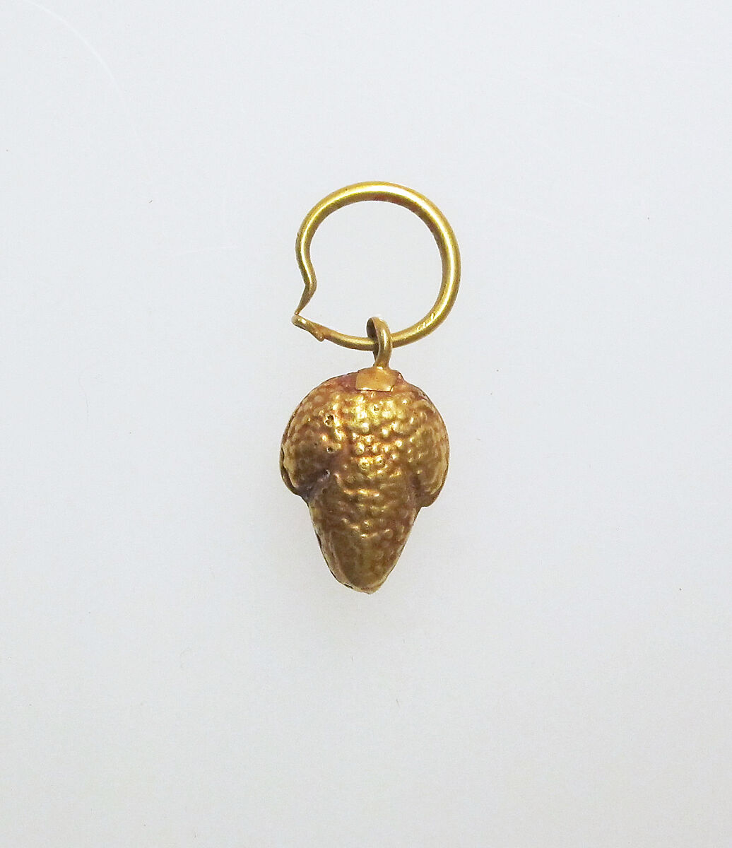 Earring with pendant of grapes, Gold, Greek or Roman 