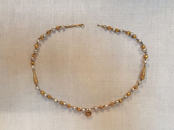 Pearl and gold necklace with pendant of Eros