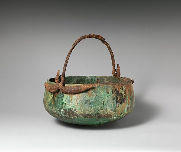 Bronze cauldron with swinging handle