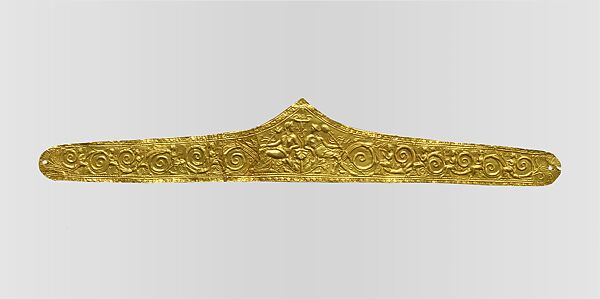 Pediment-shaped gold diadem