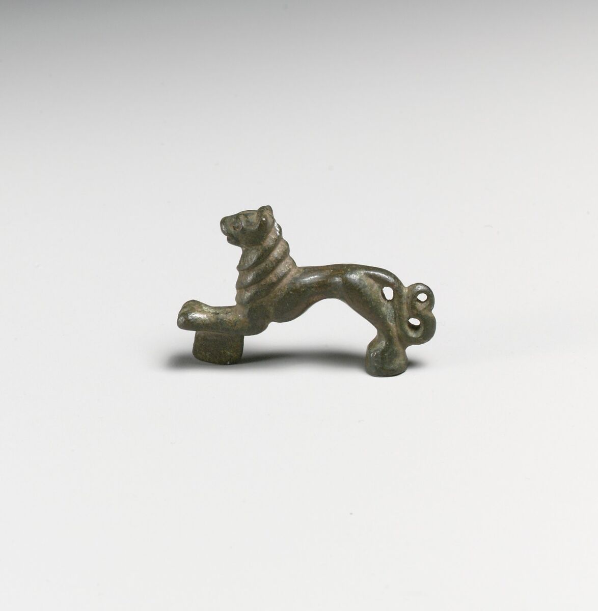 Handle in the form of a lion, Bronze 