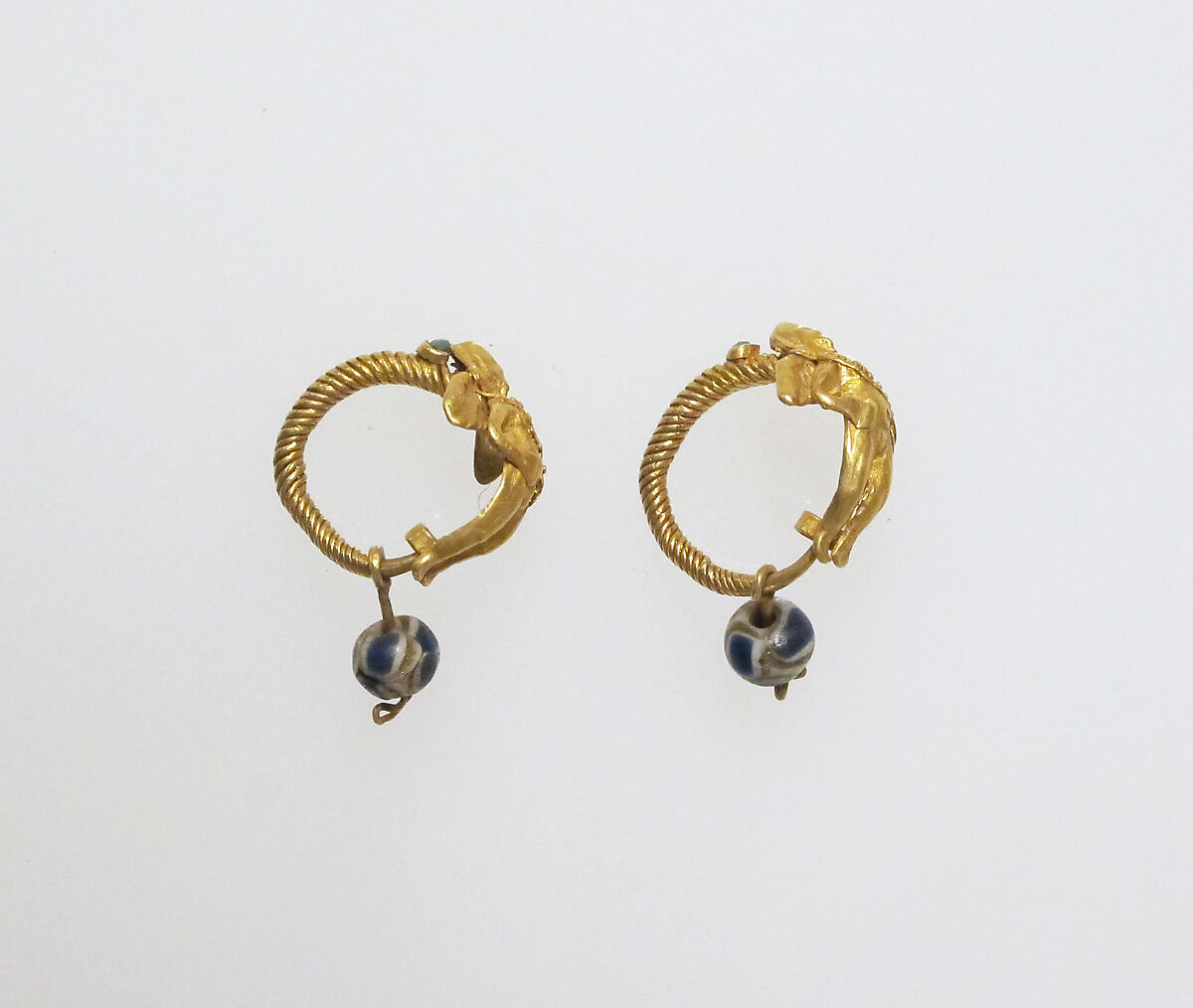 Earring with Eros and paste beads, Gold, glass paste 