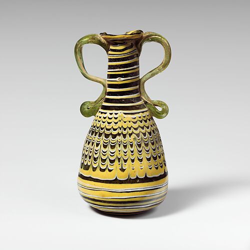 Glass amphoriskos (perfume bottle)