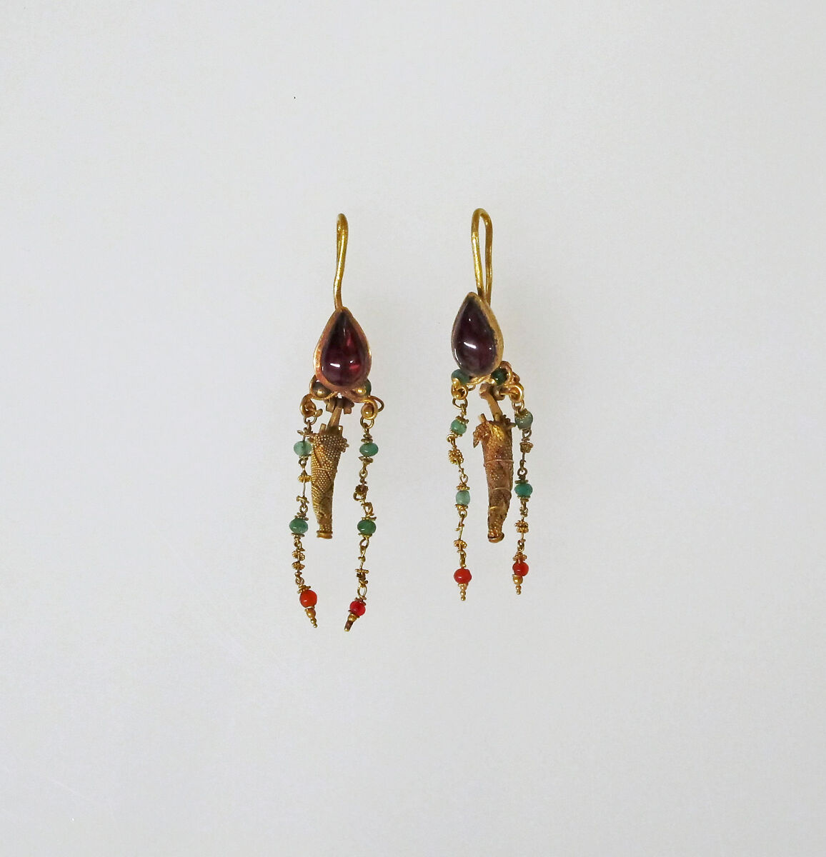 Earring with pendant and chains, Gold, garnet, Roman 