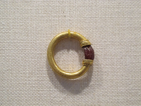 Gold swivel ring with carnelian scarab