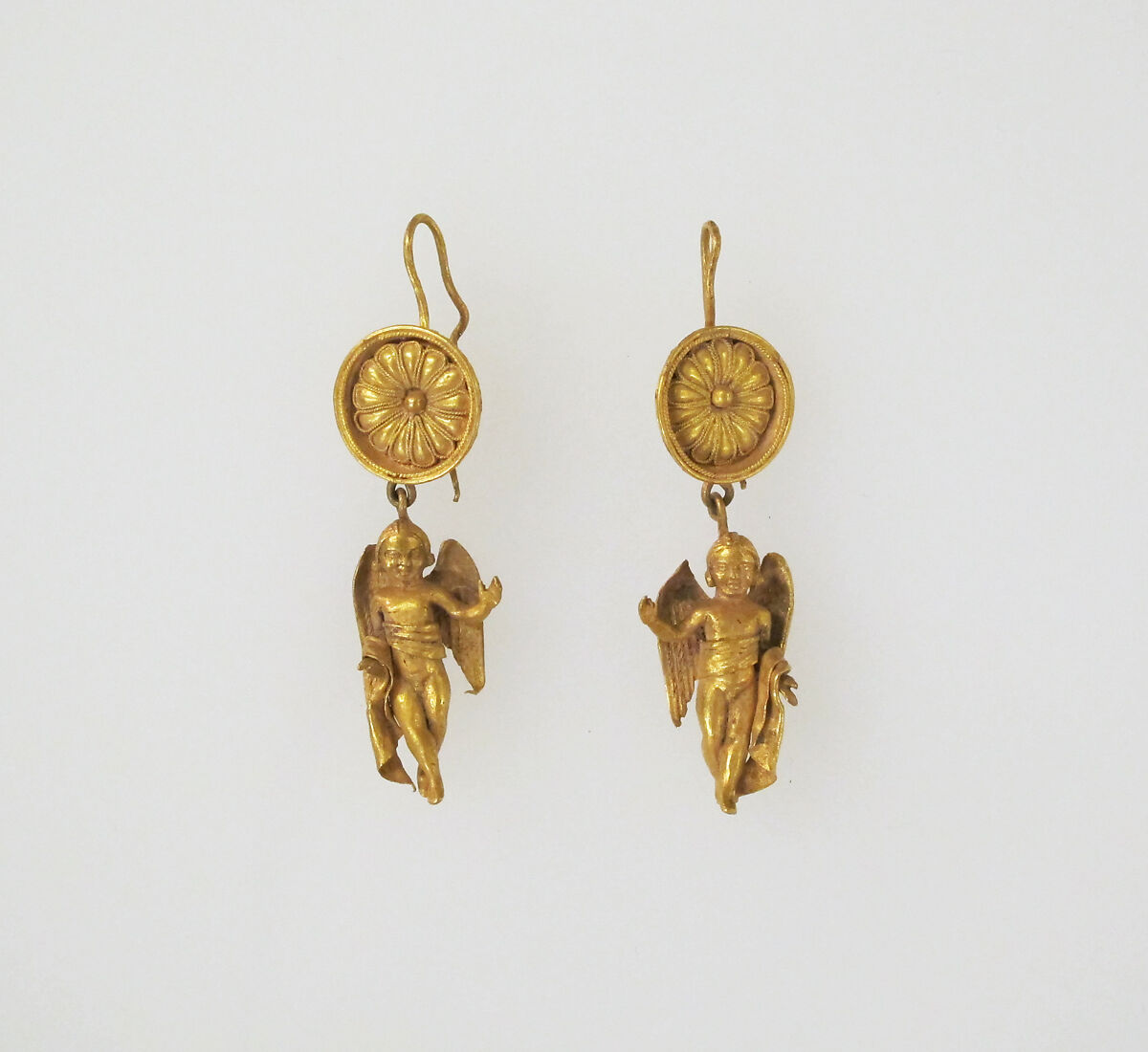 Earring with pendant of Eros, Gold 