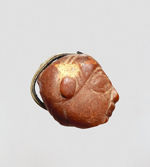 Pendant: winged female head, Amber, Italic 