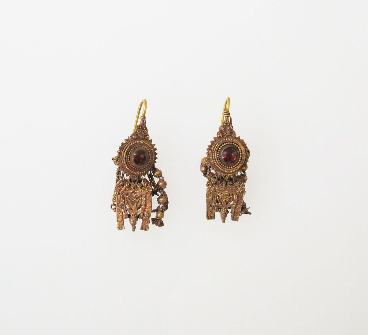 Earring with pendant and chains, Gold, garnet 