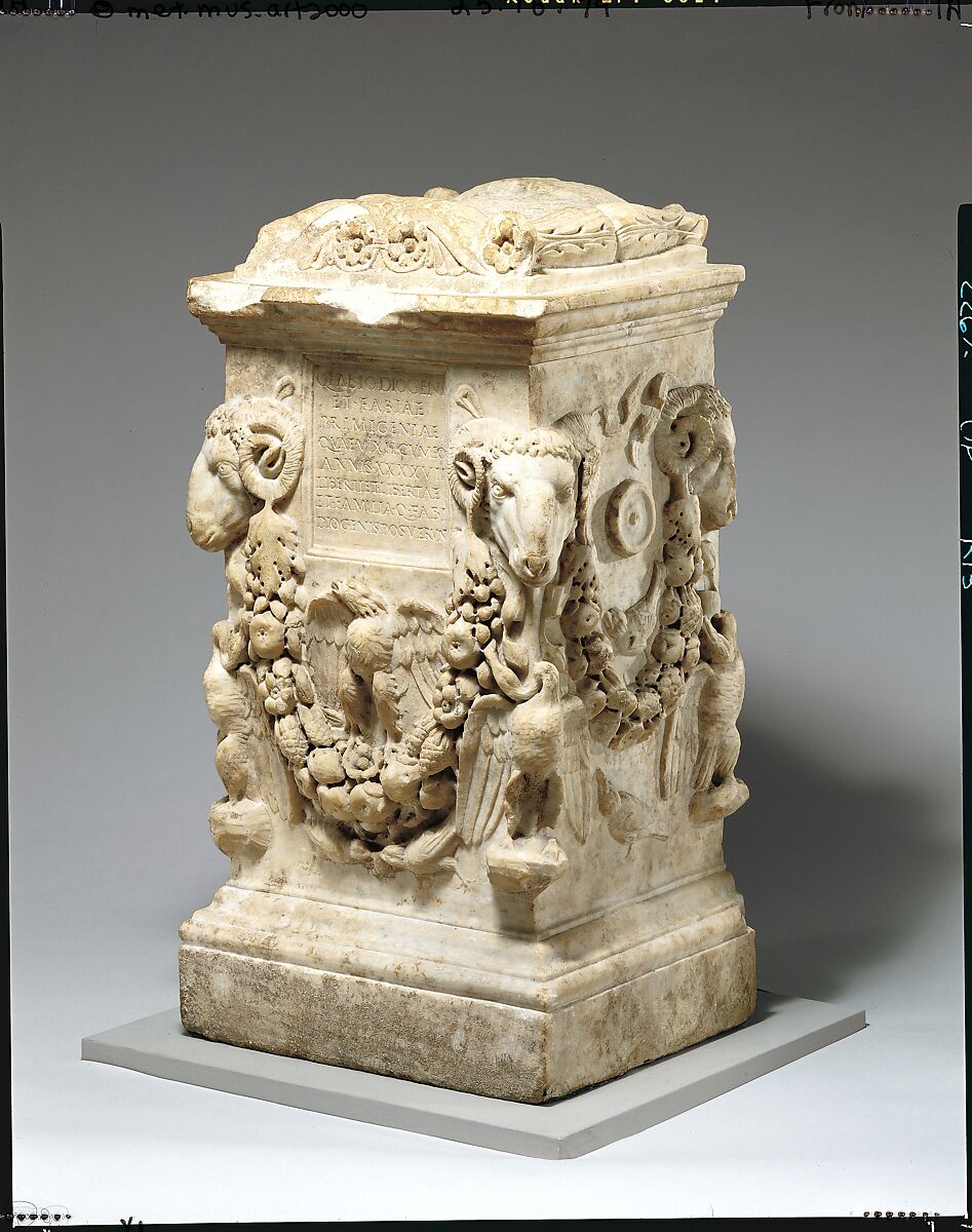 Marble funerary altar, Marble, Roman