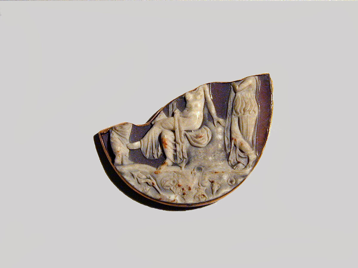 Sardonyx cameo of a goddess flanked by attendants, Sardonyx, Greek or Roman 