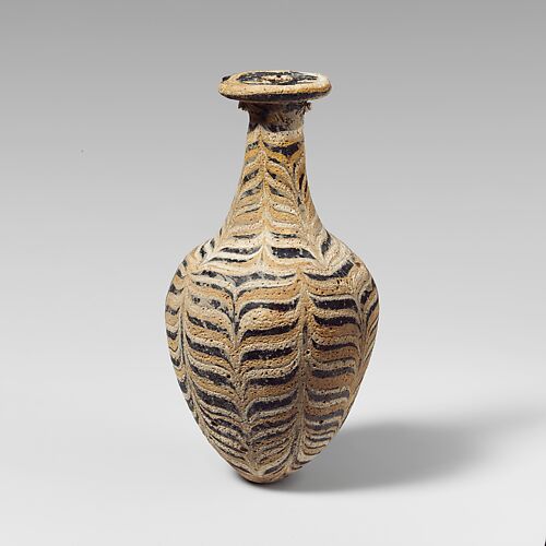 Glass amphoriskos (perfume bottle)