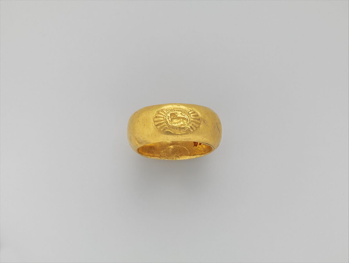 Gold ring: on bezel, lion, Gold, Etruscan 