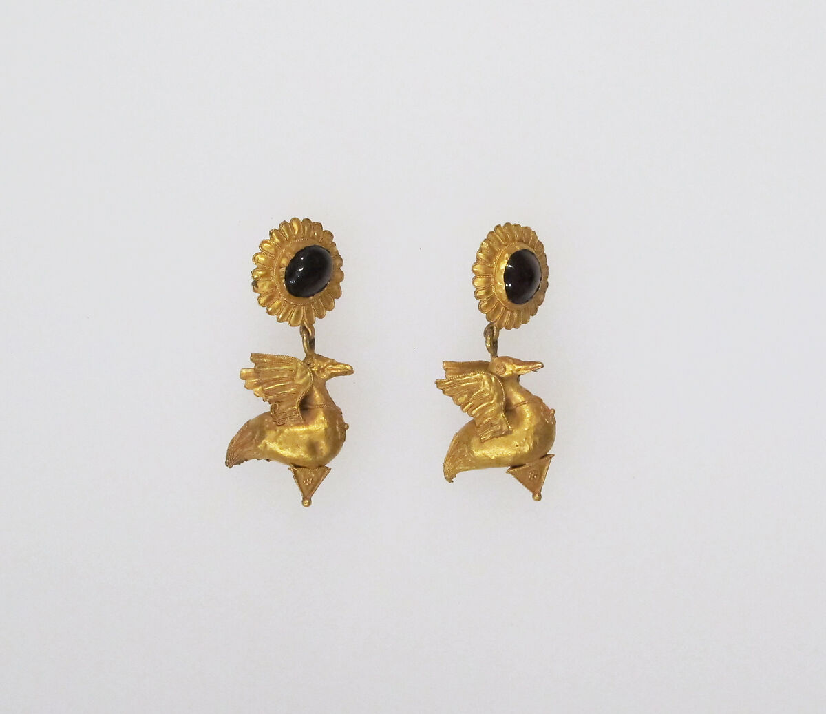 Earring with pendants of birds, Gold, carbuncle, Greek 