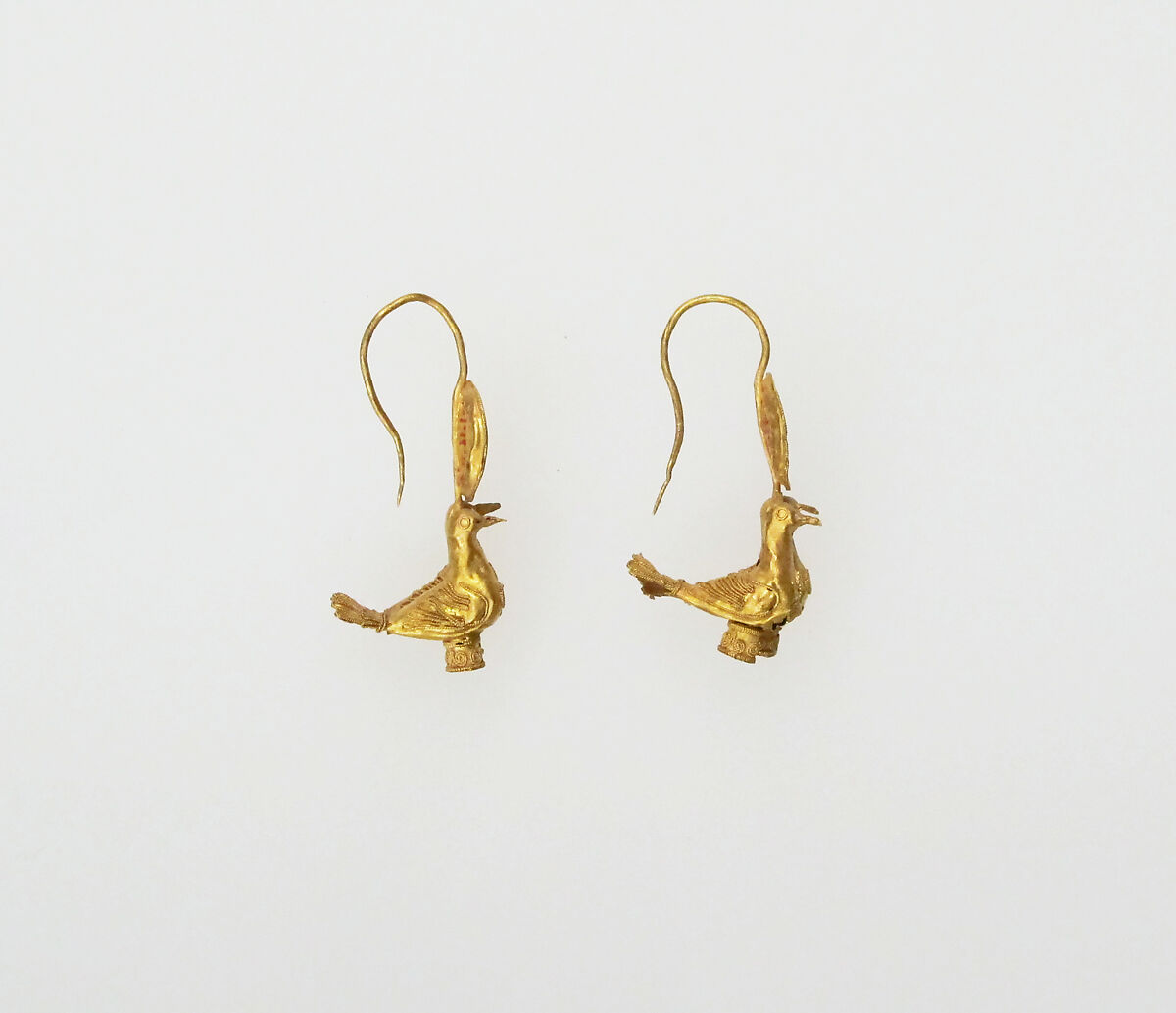 Earring with disc and pigeons, Gold, Greek 