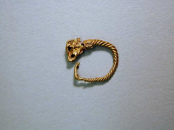 Gold earring with head of an antelope