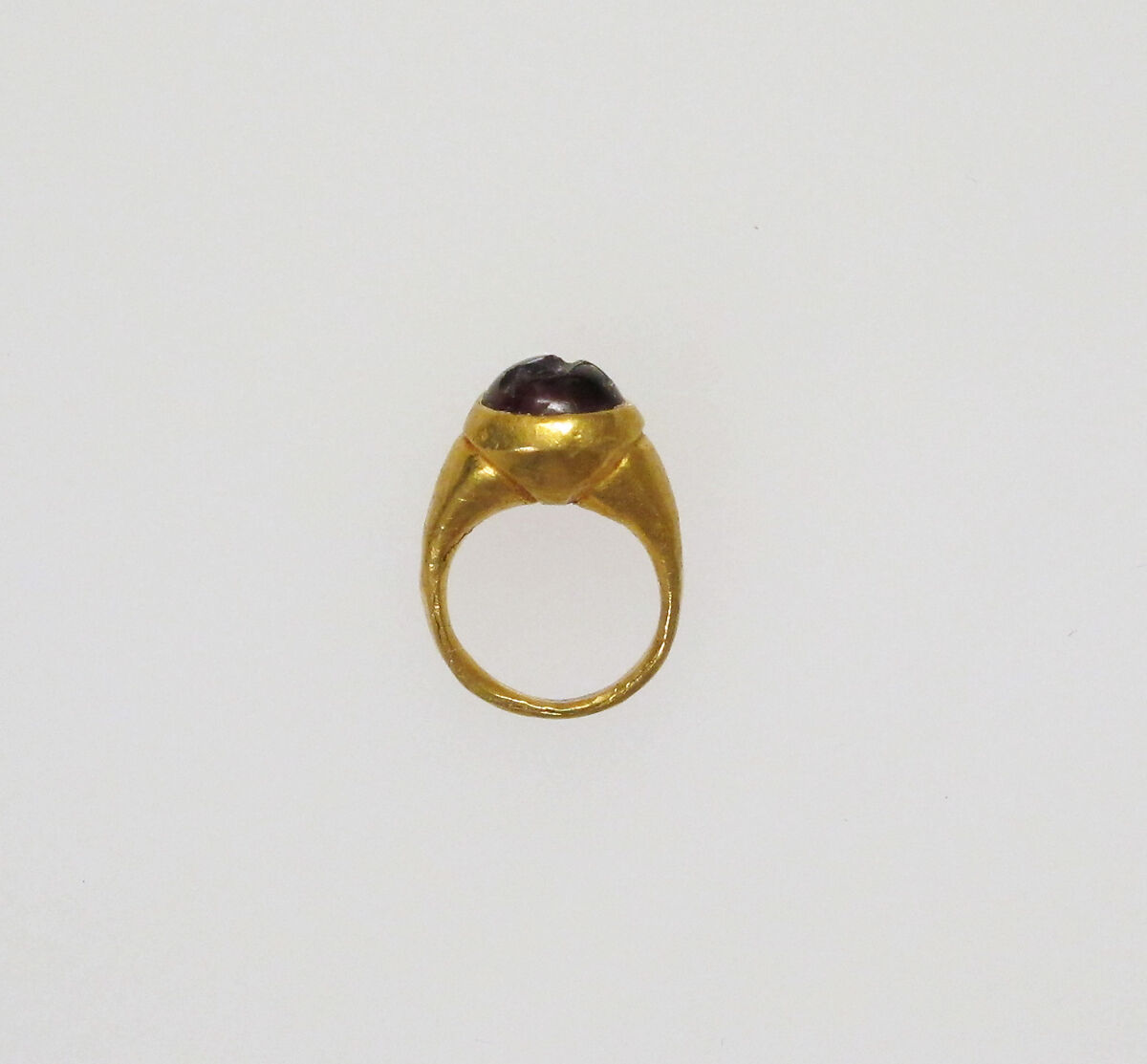Ring with intaglio of a bird, Gold, garnet, Roman 