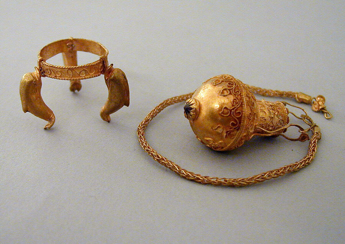 Gold and garnet pendant amphora and chain with tripod stand, Gold and garnet (?), Greek 