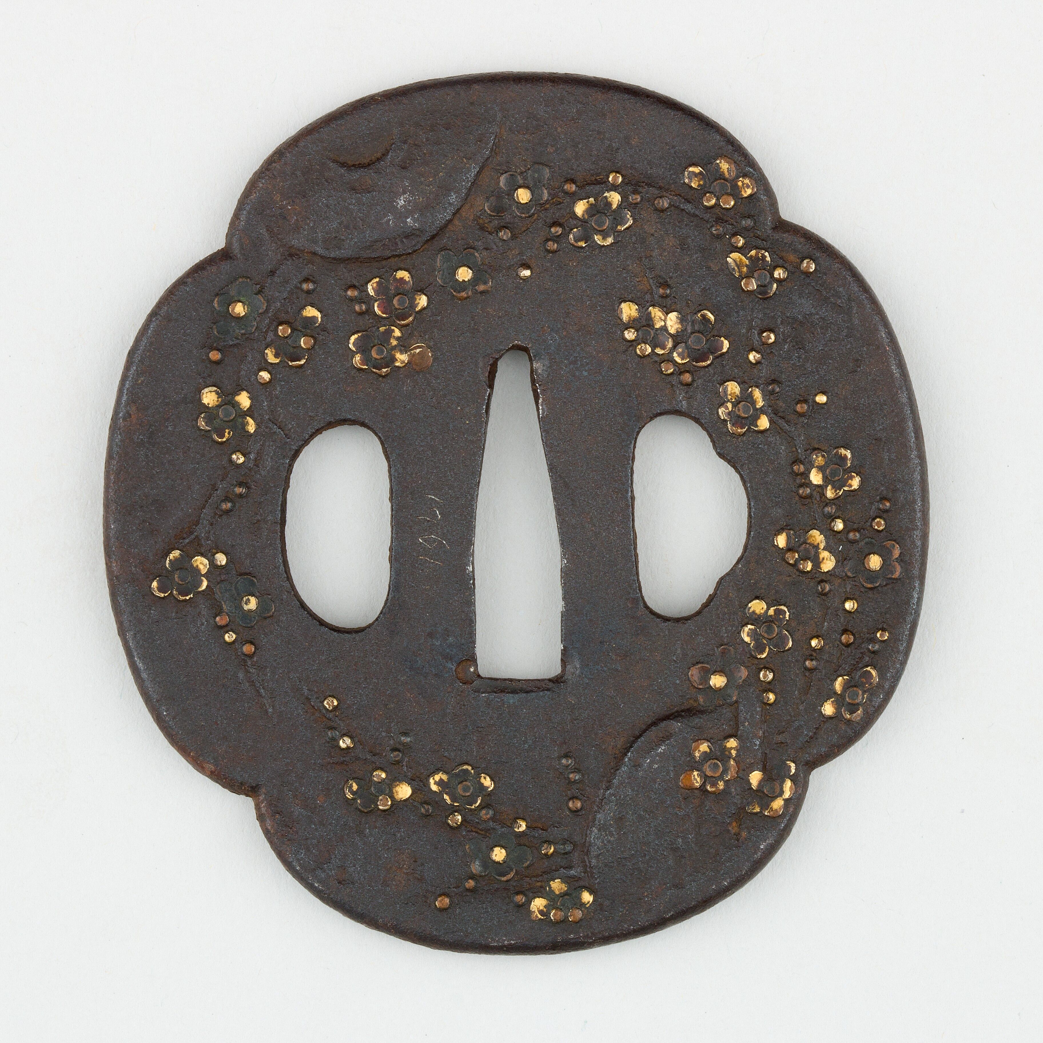 鉄鍔　鐔　(応仁　勝軍草象嵌隅切木瓜大透)　室町〜桃山時代　佐藤寒山先生識箱付き source