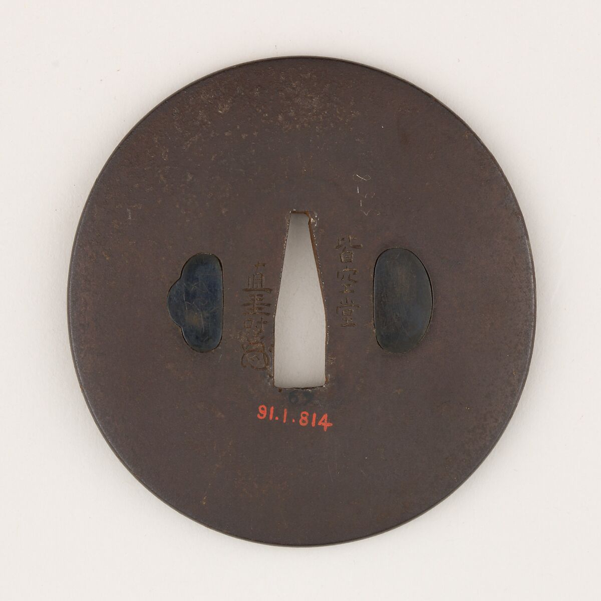 Sword guard (<i>Tsuba</i>) Depicting Zhūgě Liàng and Guān Yǔ (孔明・関羽図鐔), Iron, gold, copper-gold alloy (shakudō), Japanese