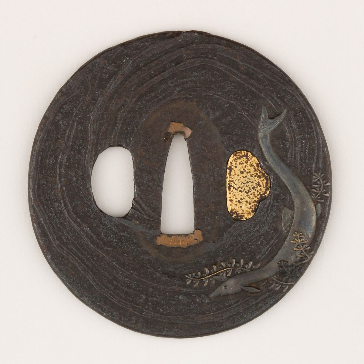 Sword guard (<i>Tsuba</i>) Depicting Icefish Between Seaweed (藻に白魚図鐔), Iron, gold, copper-silver alloy (shibuichi), copper, Japanese 