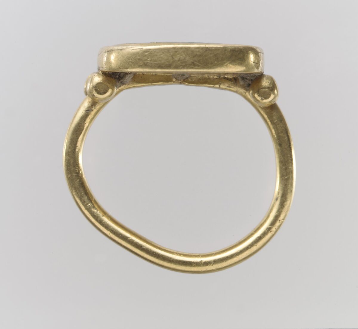 Finger ring with ancient intaglio, Banded agate, gold, Langobardic (mount), Etruscan (intaglio)