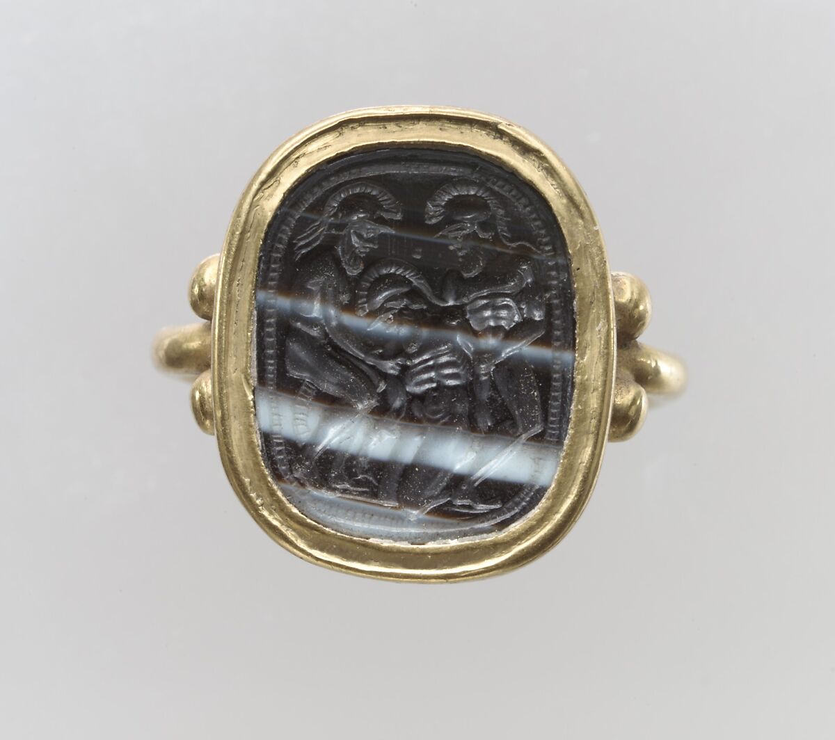 Finger ring with ancient intaglio, Banded agate, gold, Langobardic (mount), Etruscan (intaglio) 