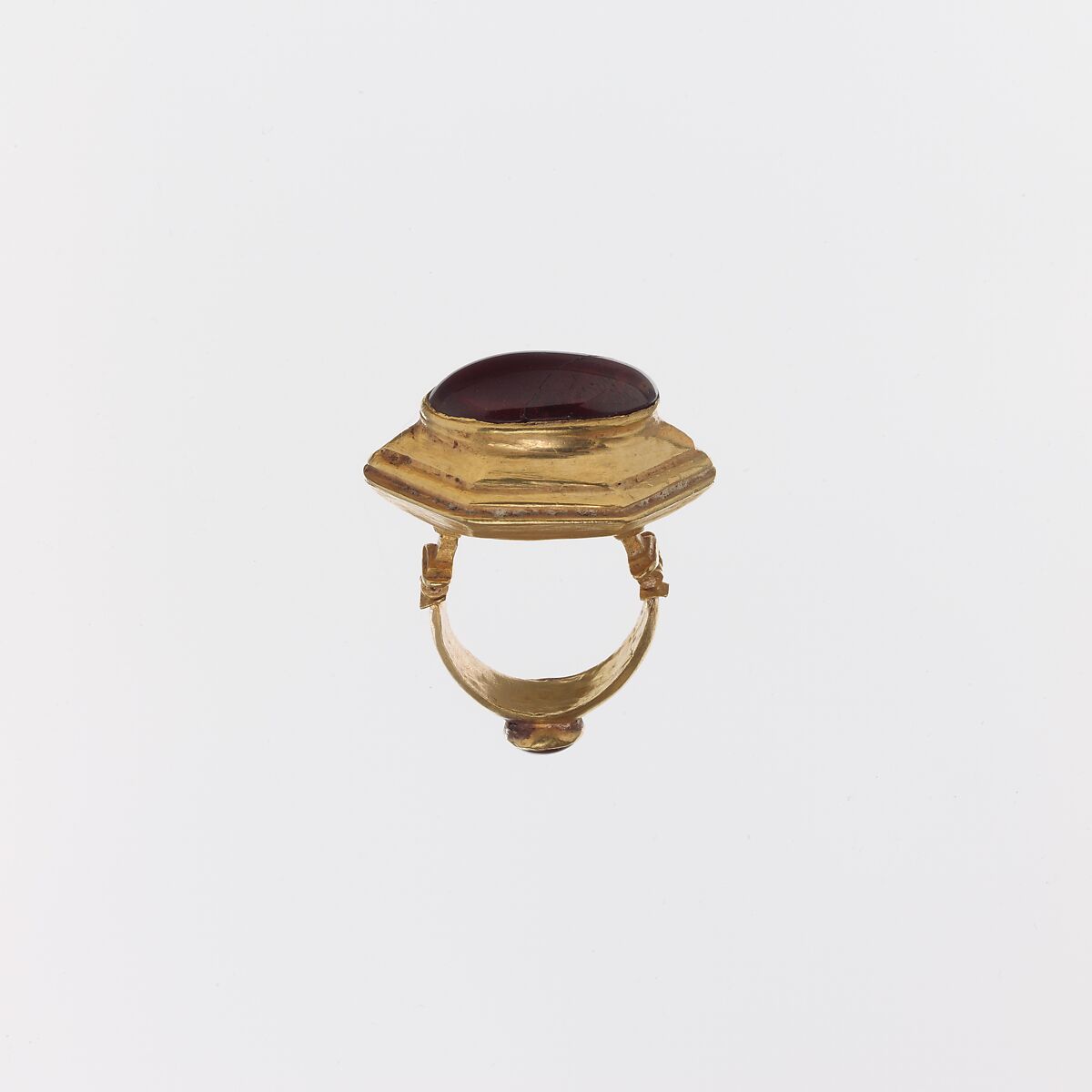 Gold and cabochon garnet ring, Gold and cabochon garnet, Greek 