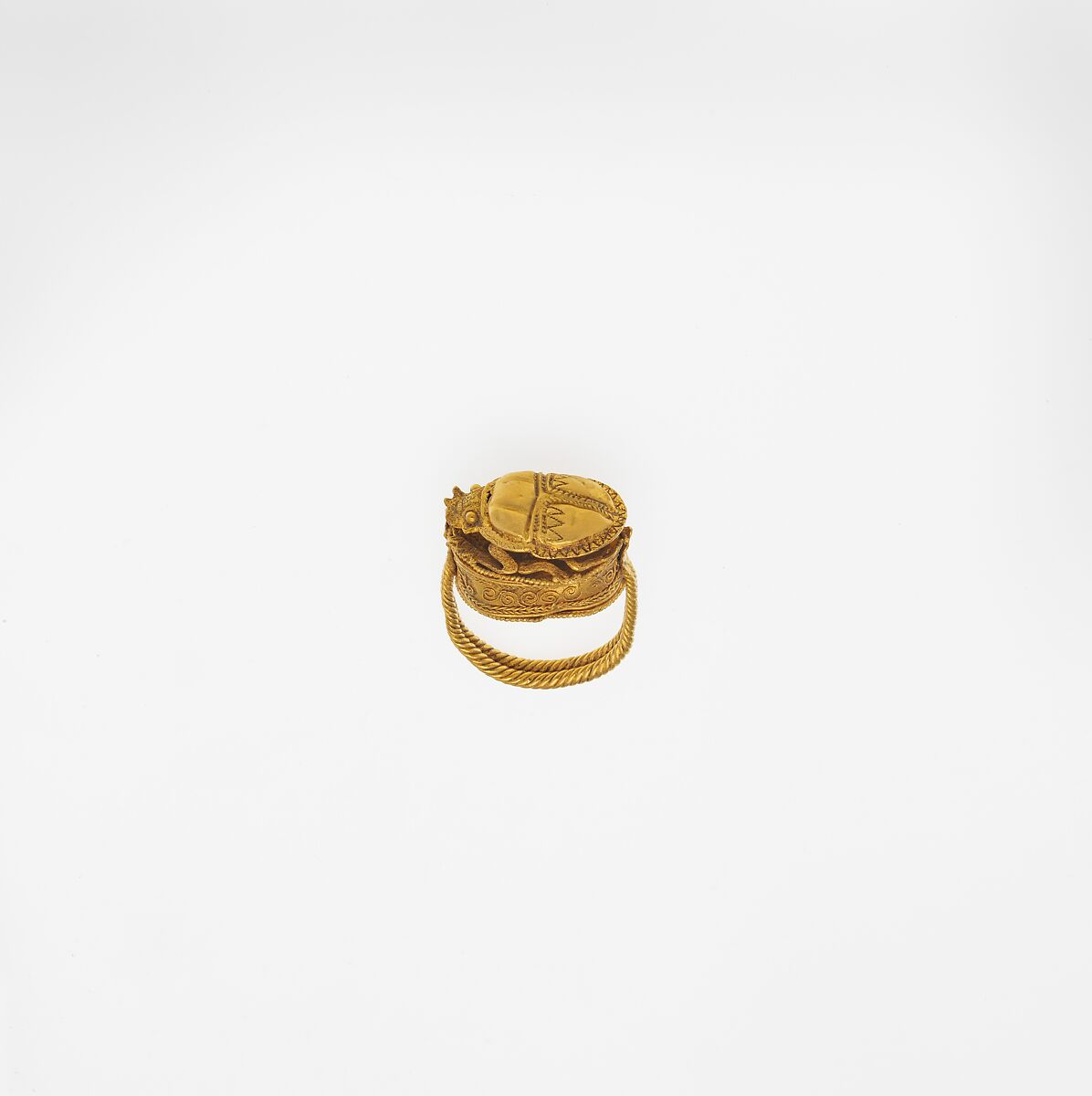 Gold box ring surmounted by a scarab