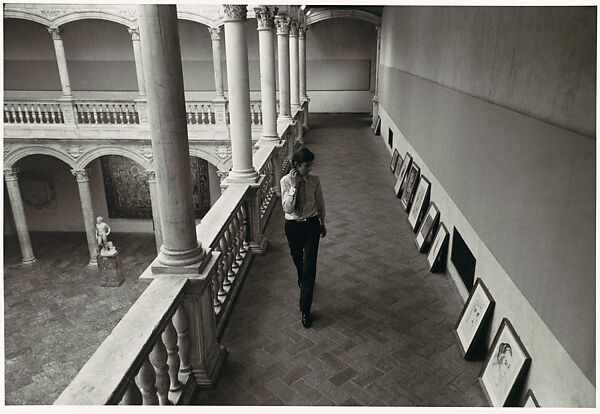 [John McKendry in Gallery], Bruce Davidson (American, born 1933), Gelatin silver print 