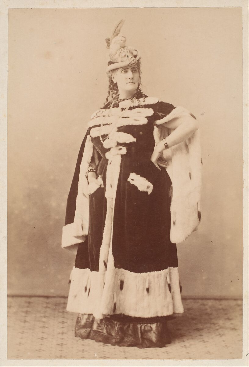 [La Comtesse in Ermine Cape], Pierre-Louis Pierson (French, 1822–1913), Albumen silver print from glass negative 