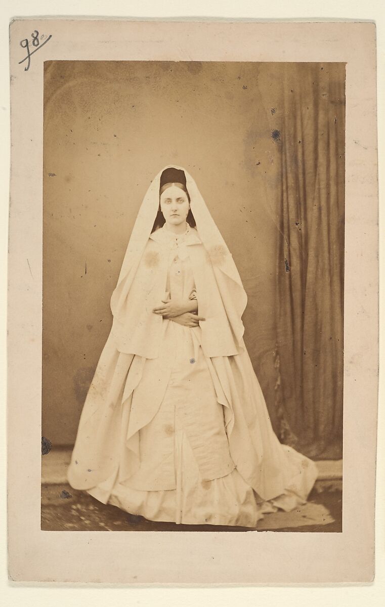 Nonne blanche (en pied), Pierre-Louis Pierson (French, 1822–1913), Albumen silver print from glass negative 