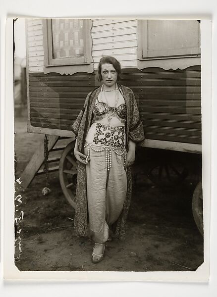 Zirkusartistin, August Sander (German, 1876–1964), Gelatin silver print 