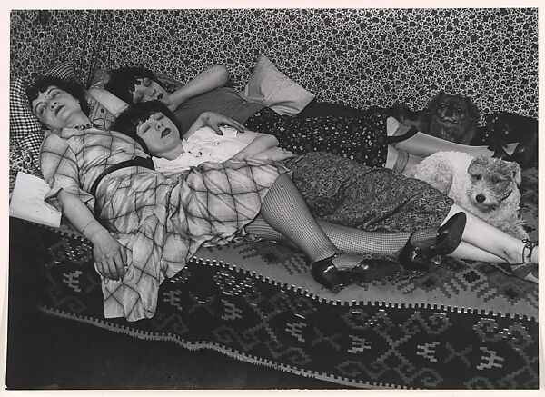 Kiki de Montparnasse avec ses amies Thérèse et Lily (devenue Mme. Dubuffet, la femme du peintre). Kiki est au fond, Lily au milieu, Brassaï (French (born Romania), Brașov 1899–1984 Côte d&#39;Azur), Gelatin silver print 