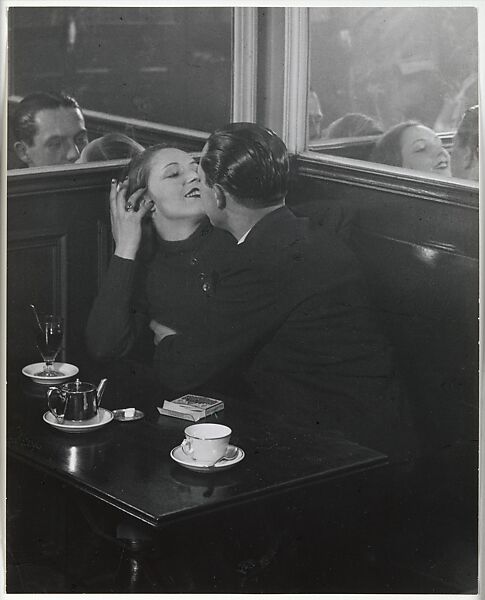 Couple d'amoureux dans un petit café, quartier Italie, Brassaï (French (born Romania), Brașov 1899–1984 Côte d&#39;Azur), Gelatin silver print 