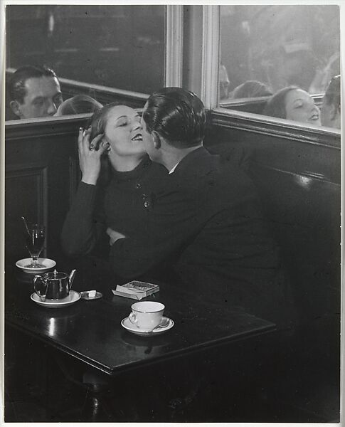 Brassaï - Couple d'amoureux dans un petit café, quartier Italie