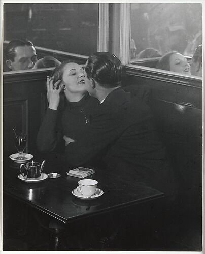Couple d'amoureux dans un petit café, quartier Italie