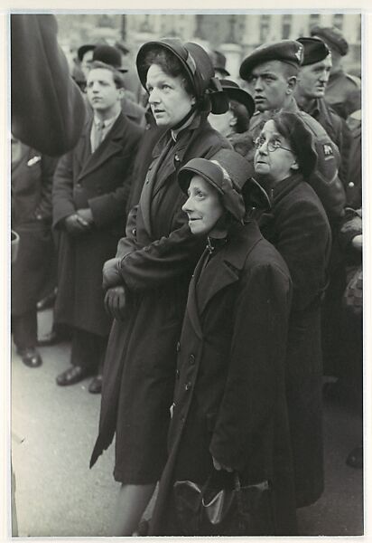 Listening to a Soap Box Orator, Hyde Park, London, Henri Cartier-Bresson (French, Chanteloup-en-Brie 1908–2004 Montjustin), Gelatin silver print 