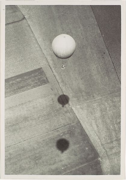 Wieviele Freiballone sind in der Luft?, Robert Petschow (German, 1888–1945), Gelatin silver print 