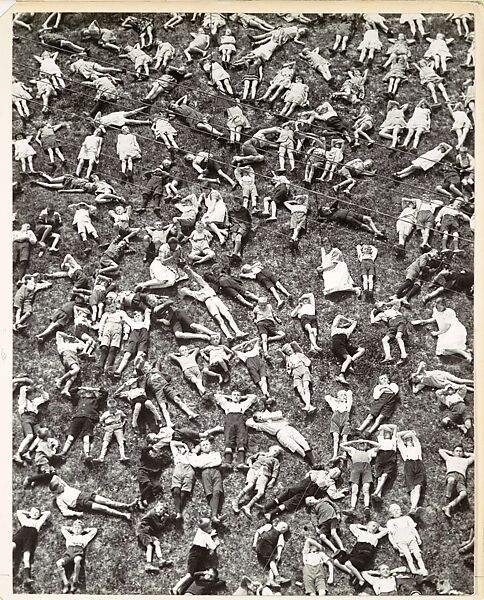 Kinder in einem Feriendorf, Martin Munkácsi (American (born Hungary), Cluj-Napoca (Kolozsvar) 1896–1963 New York), Gelatin silver print 