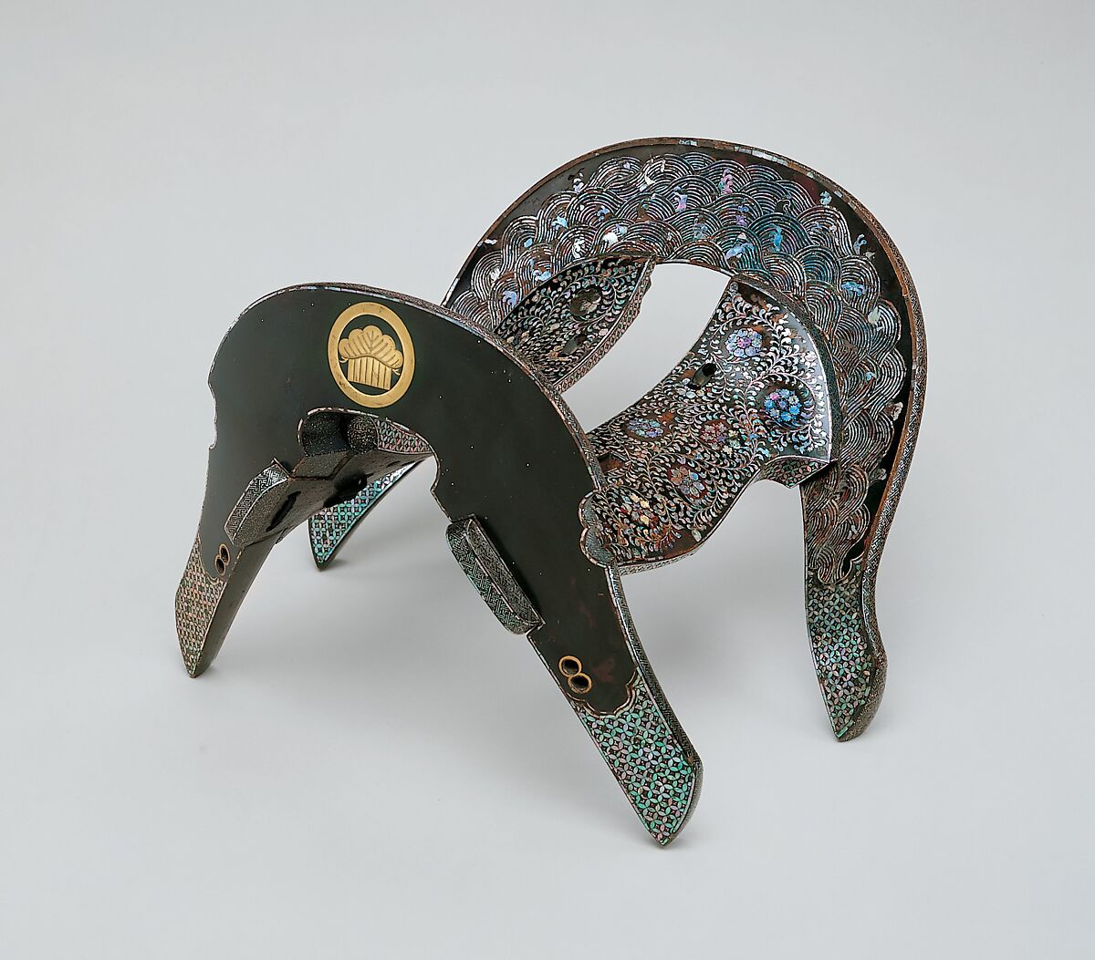 Saddle (Kura), Wood, lacquer, abalone shell, gold, Japanese 