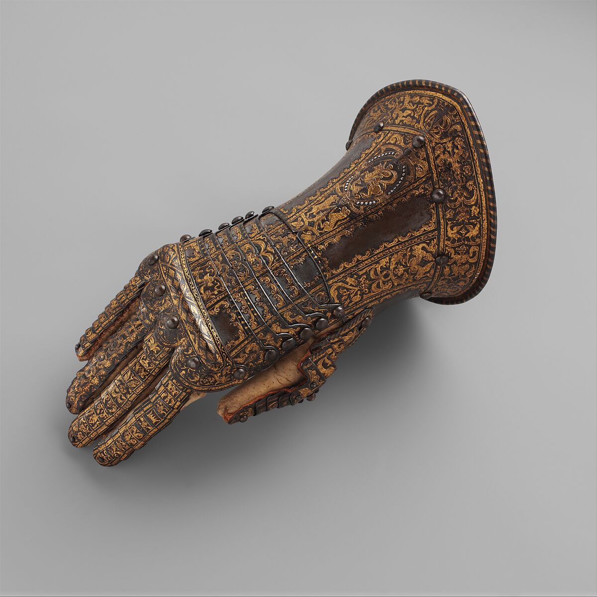Gauntlet for the Right Hand, Belonging to the Armor of Don Alonzo Pérez de Guzman el Bueno (1550–1619), Count of Niebla and Duke of Medina-Sidonia, Steel, silver, gold, textile, leather, Italian, Milan 