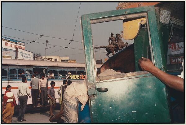 Subhas Chandra Bose Statue, Calcutta, West Bengal, Raghubir Singh (Indian, 1942–1999), Chromogenic print 