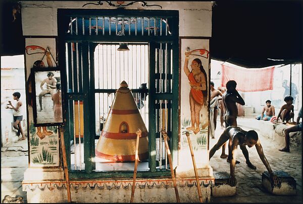 Wrestlers Exercise, Hanuman Shrine, Benares, Uttar Pradesh, Raghubir Singh (Indian, 1942–1999), Chromogenic print 