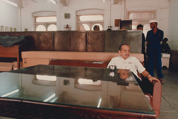 Visitor, Bombay Dyeing Office, Bombay, Maharashtra, Raghubir Singh (Indian, 1942–1999), Chromogenic print 