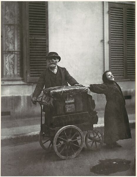 Photograph titled "Organ Grinder" by Eugene Atget taken in 1898