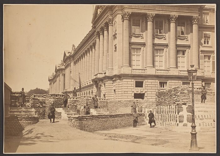 [Barricades pres de Ministere de la Marine et l'Hötel Crillon]