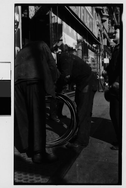 [Man Rolling Coiled Wire on Sidewalk, New York City], Walker Evans (American, St. Louis, Missouri 1903–1975 New Haven, Connecticut), Film negative 