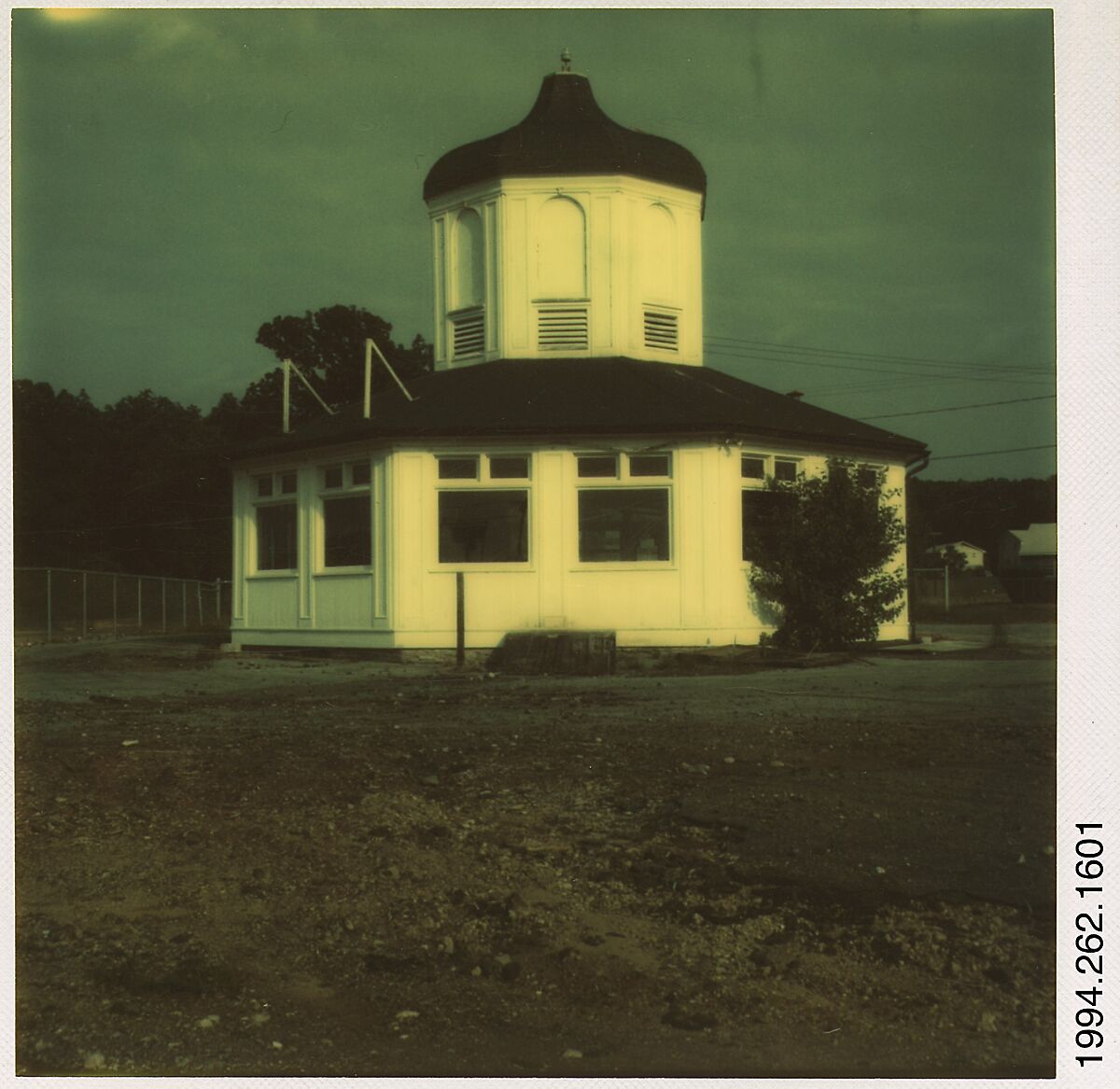 [Hexagonal Roadside Building], Walker Evans (American, St. Louis, Missouri 1903–1975 New Haven, Connecticut), Instant internal dye diffusion transfer print (Polaroid SX-70) 