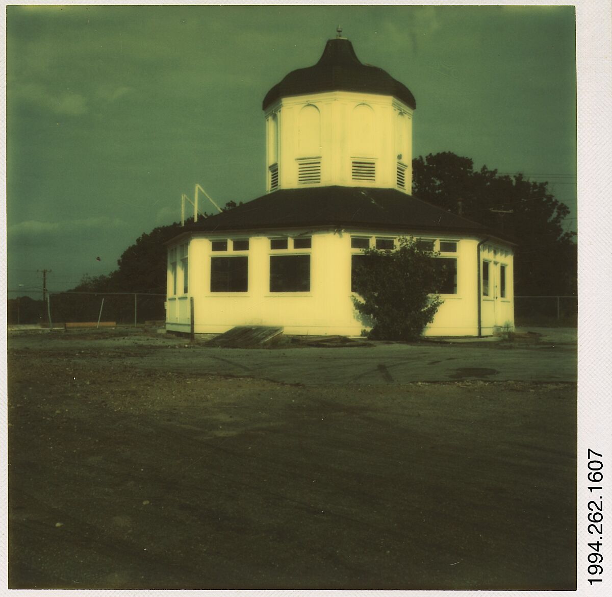 [Hexagonal Roadside Building], Walker Evans (American, St. Louis, Missouri 1903–1975 New Haven, Connecticut), Instant internal dye diffusion transfer print (Polaroid SX-70) 